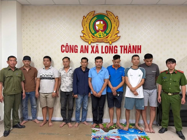 Sát phạt 'bầu cua' ngay trên điện thoại, 8 người bị bắt quả tang- Ảnh 1. Sát phạt 'bầu cua' ngay trên điện thoại, 8 người bị bắt quả tang- Ảnh 1.