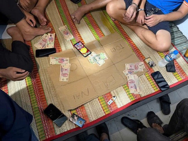 Sát phạt 'bầu cua' ngay trên điện thoại, 8 người bị bắt quả tang- Ảnh 2. Sát phạt 'bầu cua' ngay trên điện thoại, 8 người bị bắt quả tang- Ảnh 2.