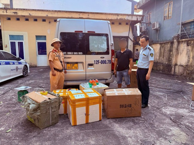 CSGT Quảng Ninh phát hiện 700 cây kem không nhãn mác, nguồn gốc- Ảnh 1.