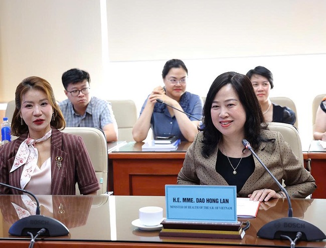 Tăng cường hợp tác quốc tế, thúc đẩy phát triển công nghiệp dược Việt Nam- Ảnh 1. Uỷ viên Trung ương Đảng, Bộ trưởng Bộ Y tế Đào Hồng Lan phát biểu.
