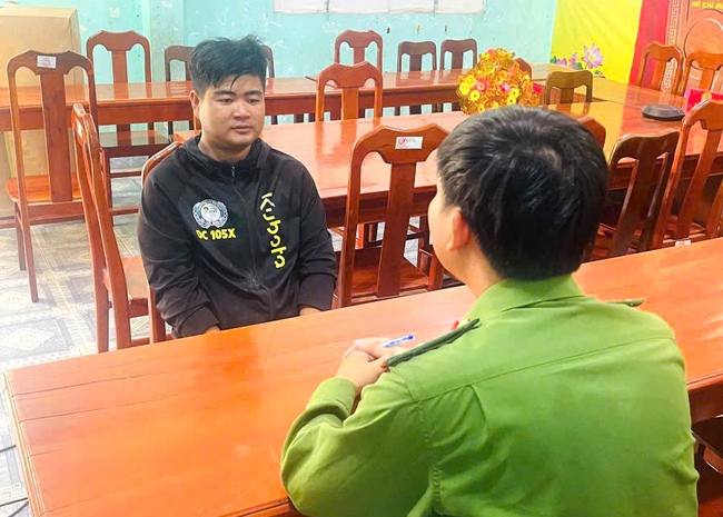 Thiếu niên 19 tuổi đeo khẩu trang, cầm dao cướp 300.000 đồng ở Bách Hóa Xanh- Ảnh 2.
