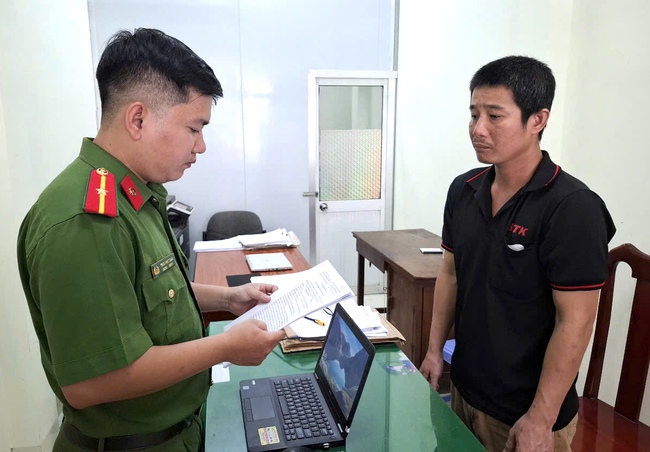 Khởi tố Huỳnh Văn Hoài vì trộm 2 đôi giày rồi mang về nhà cất giấu- Ảnh 1. Khởi tố Huỳnh Văn Hoài vì trộm 2 đôi giày rồi mang về nhà cất giấu- Ảnh 1.