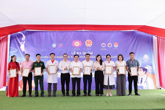 Đại diện Ban Tổ chức trao thư cảm ơn c&aacute;c đơn vị đồng h&agrave;nh c&ugrave;ng chương tr&igrave;nh.