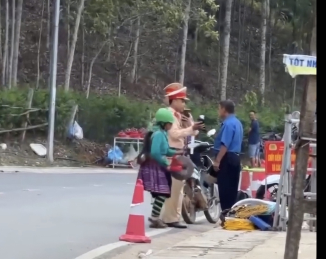 Video vợ mang chiêng 'làm lễ' khi chồng bị giữ xe do vi phạm nồng độ cồn- Ảnh 1.