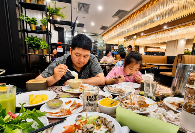 Giá buffet hải sản ở Hà Nội dịp nghỉ lễ 30/4 - 1/5 như thế nào?- Ảnh 1.