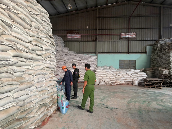 Triệt phá đường dây sản xuất hơn 70 tấn phân bón giả nhãn hiệu BACONCO- Ảnh 1. Triệt phá đường dây sản xuất hơn 70 tấn phân bón giả nhãn hiệu BACONCO- Ảnh 1.