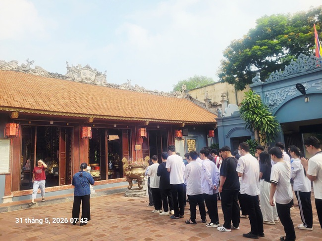 Sĩ tử Hải Phòng dâng hương cầu may trước giờ thi vào lớp 10 - Ảnh 1.