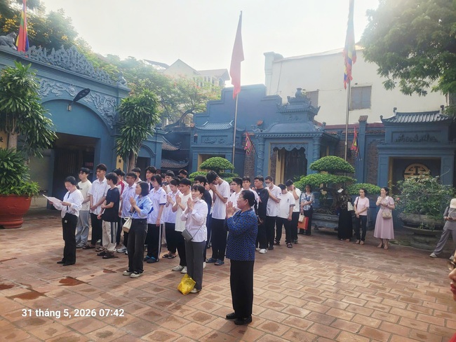 Sĩ tử Hải Phòng dâng hương cầu may trước giờ thi vào lớp 10 - Ảnh 4.