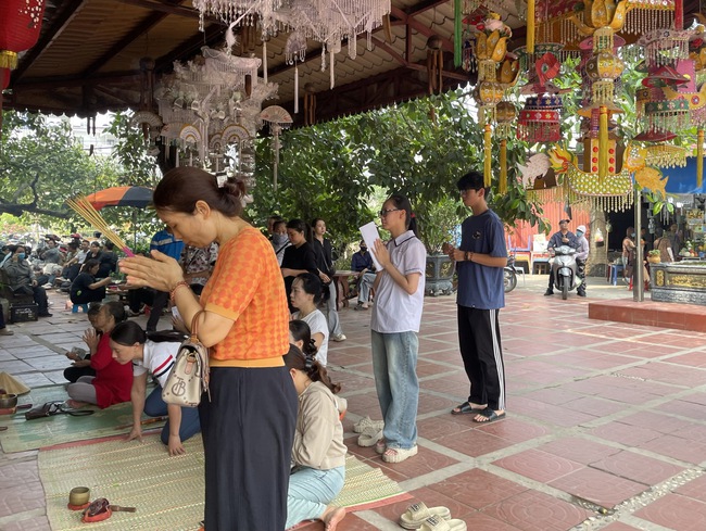 Sĩ tử Hải Phòng dâng hương cầu may trước giờ thi vào lớp 10 - Ảnh 2.