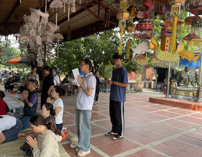 Sĩ tử Hải Phòng dâng hương cầu may trước giờ thi vào lớp 10 - Ảnh 3.