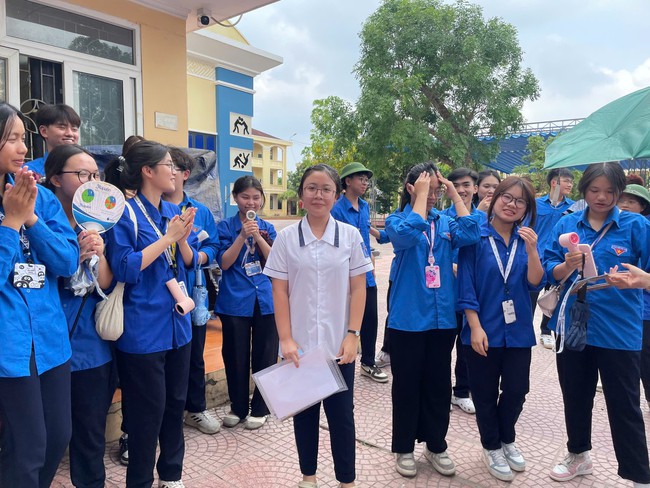 Sĩ tử Hải Phòng dâng hương cầu may trước giờ thi vào lớp 10 - Ảnh 5.