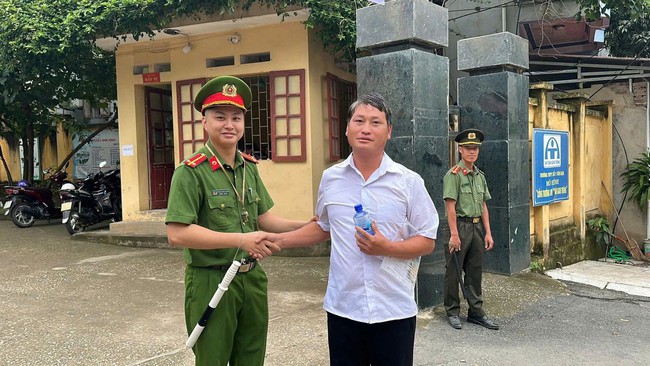 Bí thư Chi bộ 36 tuổi dự thi tốt nghiệp THPT cùng học sinh ở Lào Cai- Ảnh 1. Bí thư Chi bộ 36 tuổi dự thi tốt nghiệp THPT cùng học sinh ở Lào Cai- Ảnh 1.