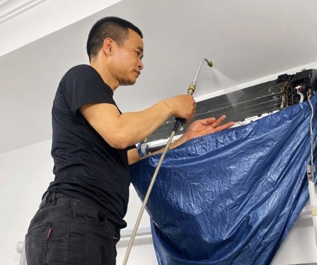 Vệ sinh điều hòa mùa cao điểm: Thợ làm không xuể, khách 'mòn mỏi' chờ lịch- Ảnh 2. Vệ sinh điều hòa mùa cao điểm: Thợ làm không xuể, khách 'mòn mỏi' chờ lịch- Ảnh 2.