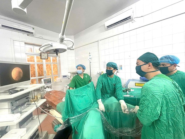 Đau lưng, tiểu buốt, bé trai 8 tuổi được phát hiện mắc bệnh ít gặp- Ảnh 1. Đau lưng, tiểu buốt, bé trai 8 tuổi được phát hiện mắc bệnh ít gặp- Ảnh 1.