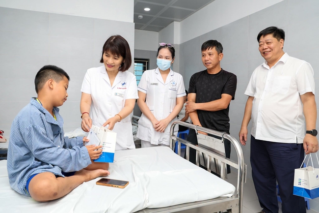 Mang Tết yêu thương đến với trẻ em đang điều trị tại bệnh viện- Ảnh 3.