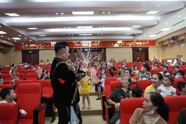 Mang Tết yêu thương đến với trẻ em đang điều trị tại bệnh viện- Ảnh 1. Mang Tết yêu thương đến với trẻ em đang điều trị tại bệnh viện- Ảnh 1.