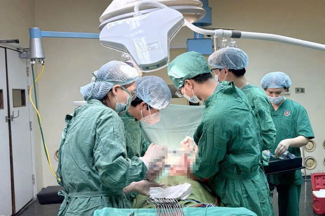 Bệnh viện Việt Nam - Thụy Điển Uông Bí cứu sống hai bệnh nhi đa chấn thương nặng- Ảnh 1.