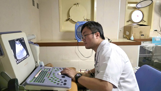 Ký sự Trường Sa: Khám sức khoẻ giữa biển khơi khác biệt thế nào?- Ảnh 12.