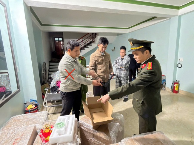 Triệt phá đường dây mua bán vũ khí quân dụng ngụy trang mặt hàng 'súng thông bồn cầu'- Ảnh 1.