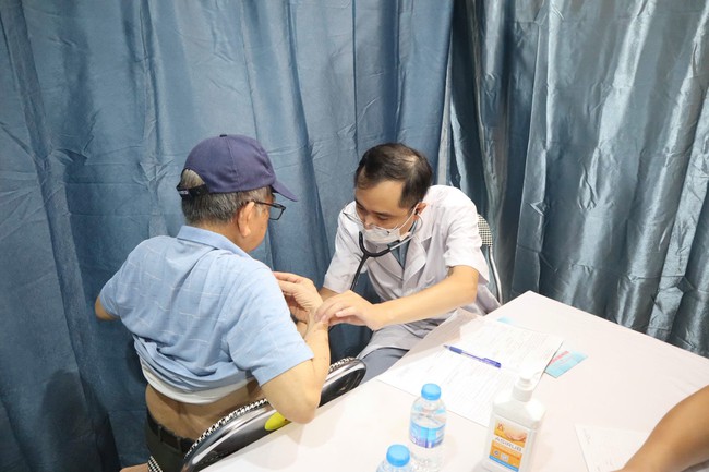 Người cao tuổi, người khuyết tật phấn khởi đi khám sức khỏe miễn phí ngay tại phường - Ảnh 7.
