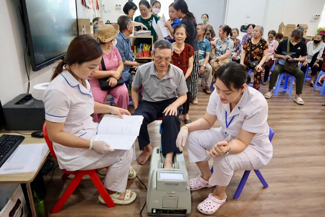 Người cao tuổi, người khuyết tật phấn khởi đi khám sức khỏe miễn phí ngay tại phường - Ảnh 9.