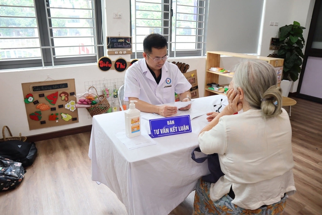 Người cao tuổi, người khuyết tật phấn khởi đi khám sức khỏe miễn phí ngay tại phường - Ảnh 4.