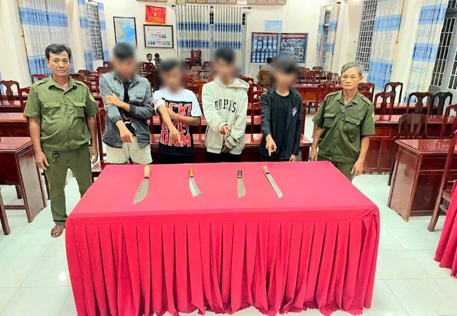 Hẹn nhau 'nói chuyện' bằng dao, nhóm thanh thiếu niên sa lưới trước giờ hỗn chiến- Ảnh 1.