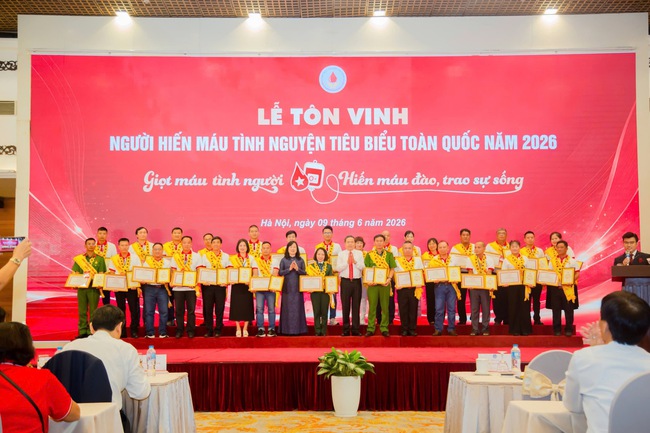 Tôn vinh 100 người hiến máu tiêu biểu toàn quốc: Lan tỏa những câu chuyện đẹp về tình người- Ảnh 3. Chủ tịch Quốc hội Trần Thanh Mẫn và Bộ trưởng Bộ Y tế Đào Hồng Lan trao tôn vinh cho người hiến máu tình nguyện tiêu biểu toàn quốc năm 2026.