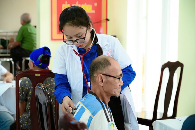 Hơn 700 người dân vùng biên được khám bệnh, cấp thuốc miễn phí trong Chiến dịch Mùa hè xanh 2026- Ảnh 8.