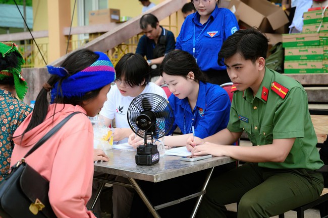 Hơn 700 người dân vùng biên được khám bệnh, cấp thuốc miễn phí trong Chiến dịch Mùa hè xanh 2026- Ảnh 2.