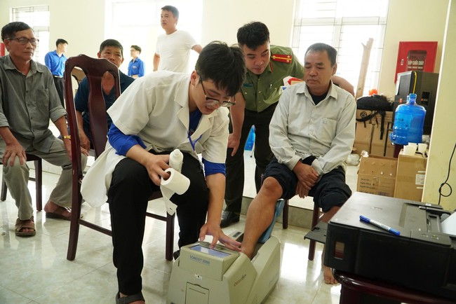 Hơn 700 người dân vùng biên được khám bệnh, cấp thuốc miễn phí trong Chiến dịch Mùa hè xanh 2026- Ảnh 3.