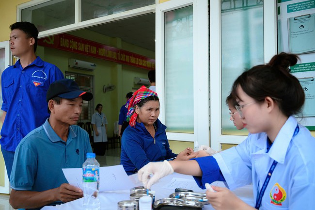 Hơn 700 người dân vùng biên được khám bệnh, cấp thuốc miễn phí trong Chiến dịch Mùa hè xanh 2026- Ảnh 9.
