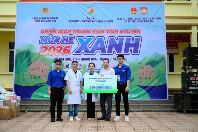 Hơn 700 người dân vùng biên được khám bệnh, cấp thuốc miễn phí trong Chiến dịch Mùa hè xanh 2026- Ảnh 4.