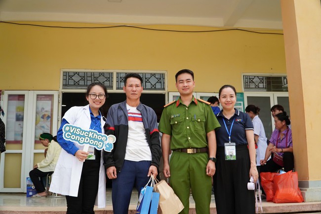 Hơn 700 người dân vùng biên được khám bệnh, cấp thuốc miễn phí trong Chiến dịch Mùa hè xanh 2026- Ảnh 6.