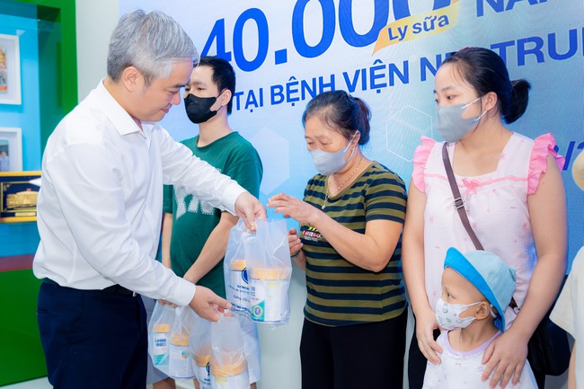 Nhà báo Trần Tuấn Linh, Tổng Biên tập Báo Sức khỏe và Đời sống gửi lời động viên đến các gia đình
