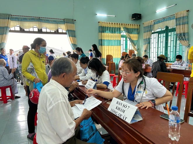 Chương trình 'Vì một Việt Nam khỏe mạnh hơn' dành 2 tỷ đồng khám sức khoẻ, tặng quà người dân Quảng Ngãi - Ảnh 8.