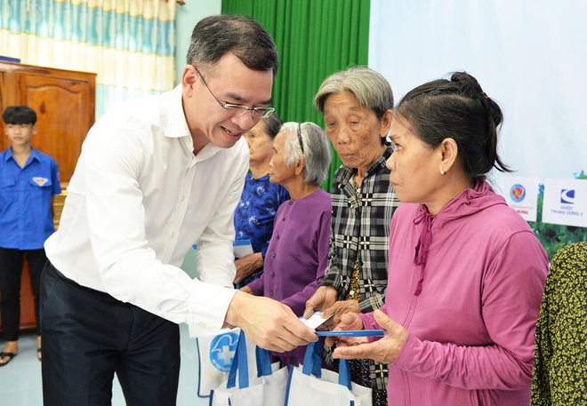 Chương trình 'Vì một Việt Nam khỏe mạnh hơn' dành 2 tỷ đồng khám sức khoẻ, tặng quà người dân Quảng Ngãi - Ảnh 2.