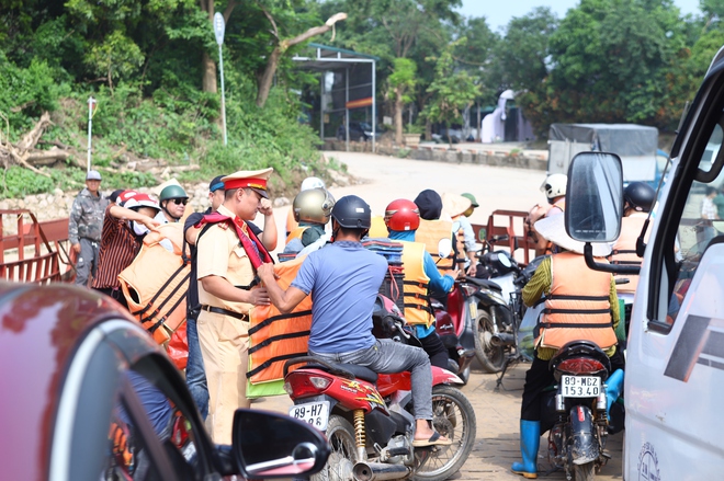 Cảnh sát đường thuỷ kiểm tra đột xuất các bến phà kết nối Hà Nội - Hưng Yên- Ảnh 13.