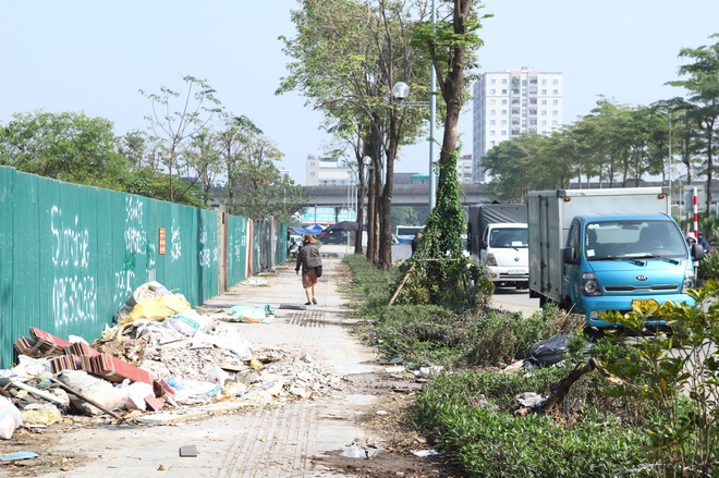 Tuyến đường tại Hà Nội bị 'cắt cụt' ngập rác, tràn lan vi phạm trật tự đô thị- Ảnh 3.