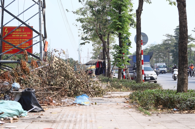 Tuyến đường tại Hà Nội bị 'cắt cụt' ngập rác, tràn lan vi phạm trật tự đô thị- Ảnh 4.