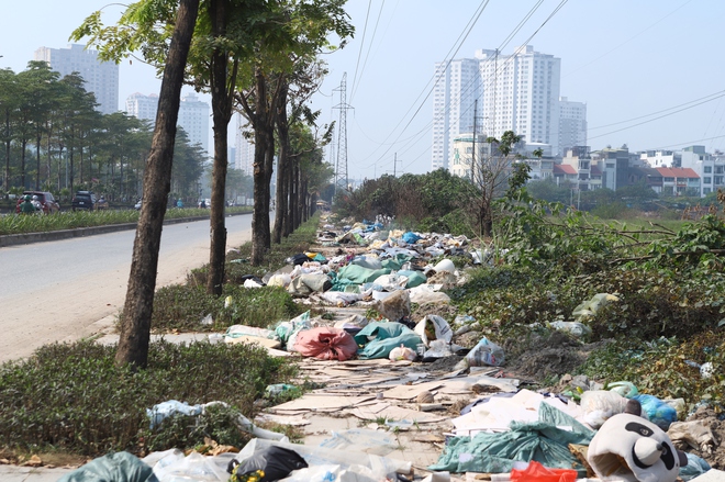 Tuyến đường tại Hà Nội bị 'cắt cụt' ngập rác, tràn lan vi phạm trật tự đô thị- Ảnh 8.