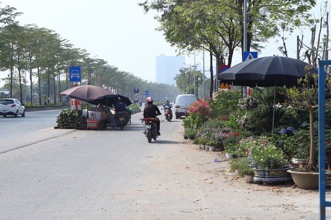 Tuyến đường tại Hà Nội bị 'cắt cụt' ngập rác, tràn lan vi phạm trật tự đô thị- Ảnh 13.