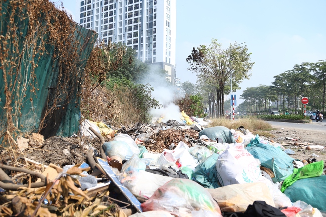 Tuyến đường tại Hà Nội bị 'cắt cụt' ngập rác, tràn lan vi phạm trật tự đô thị- Ảnh 7.