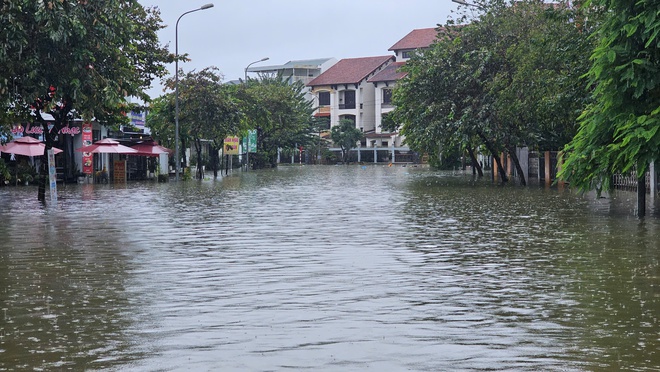 Nhiều tuyến đường ở Huế ngập sâu, người dân liên tục 'quay xe'- Ảnh 4.