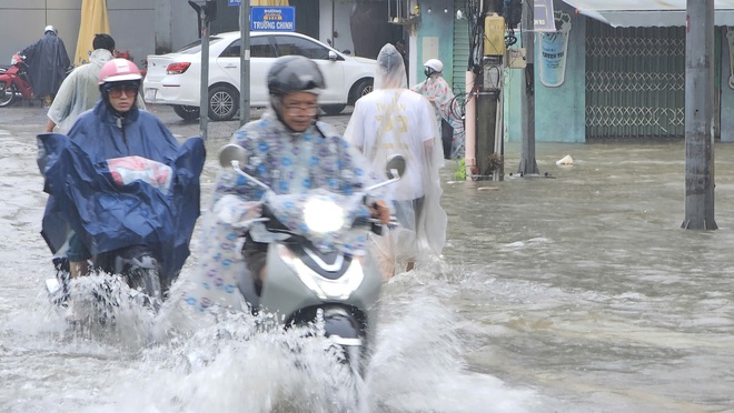 Nhiều tuyến đường ở Huế ngập sâu, người dân liên tục 'quay xe'- Ảnh 5.