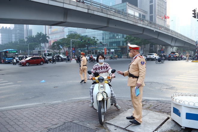 CSGT xử lý những vi phạm mà người dân thường 'coi nhẹ' dịp cuối năm- Ảnh 8.