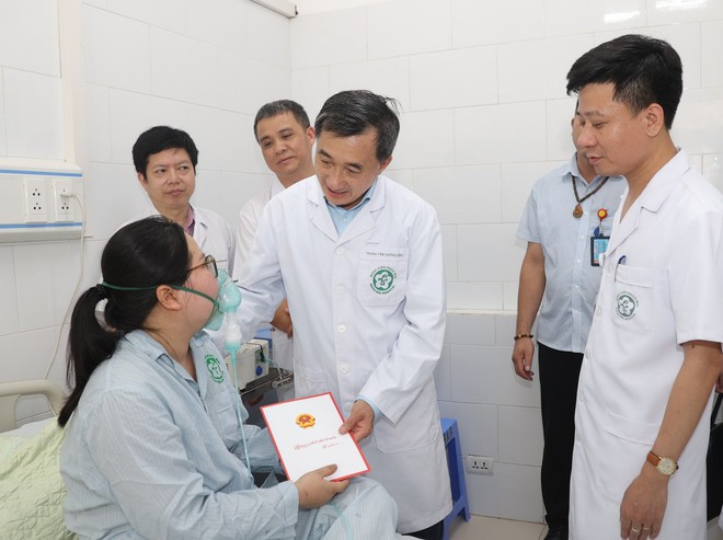 Thứ trưởng Trần Văn Thuấn thăm bệnh nhân vụ cháy nhà trọ phố Trung Kính- Ảnh 3.