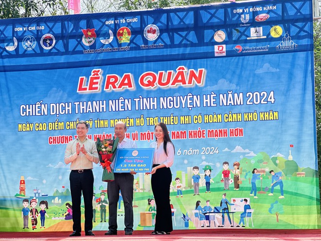 Khám bệnh miễn phí, tặng quà 500 người dân và trẻ em ở Đắk Lắk- Ảnh 2.