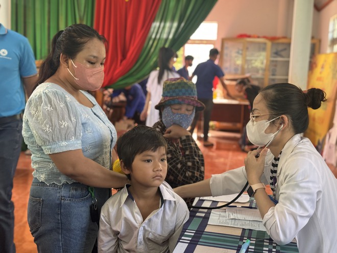 Khám bệnh miễn phí, tặng quà 500 người dân và trẻ em ở Đắk Lắk- Ảnh 9.