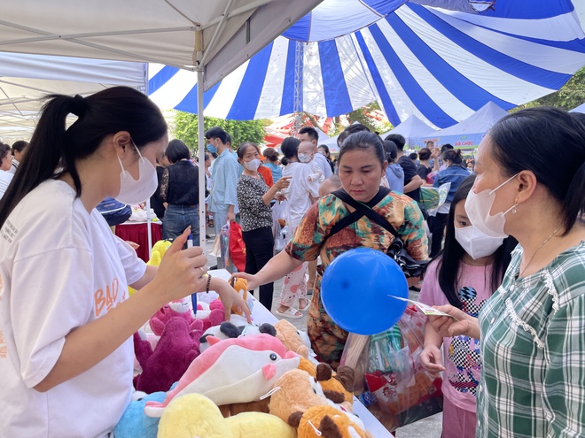 Hơn 46.000 suất quà trao yêu thương đến trẻ em đang điều trị bệnh nhân ngày 1/6- Ảnh 9.